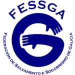 Logotipo pequeno da FESSGA, en azul. O debuxo representa dous brazos medio envoltos en si mesmos e facendo a forma da letra G
